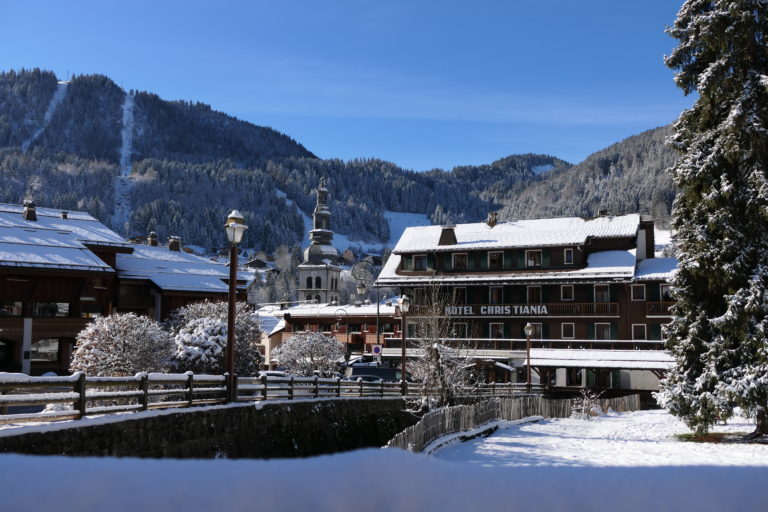 Hôtel et village La Clusaz vue hiver