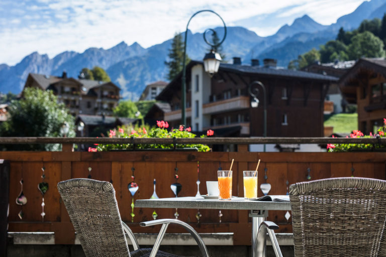 Balcon chambre petite double vue été cocktails